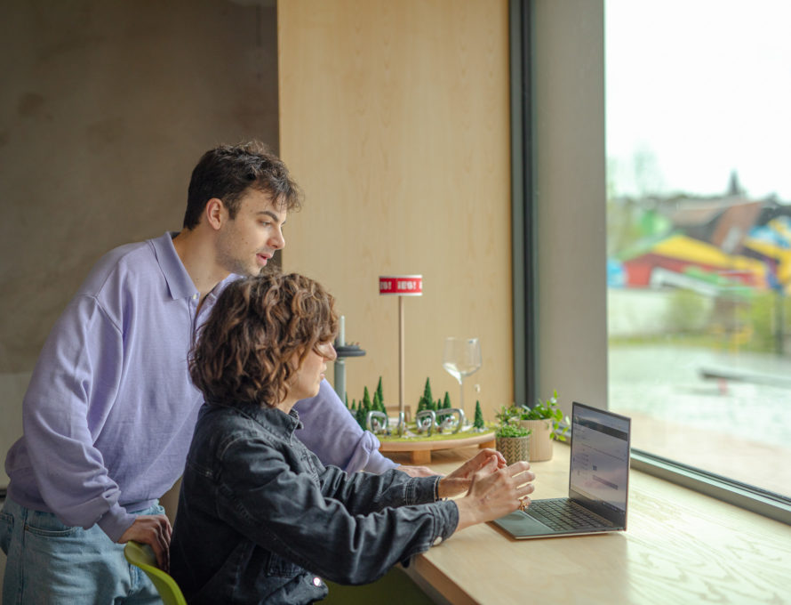 personnes dans l'espace de travail à la Menuiserie