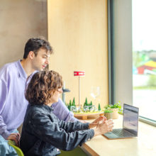 Personnes dans notre espace de travail à la Menuiserie