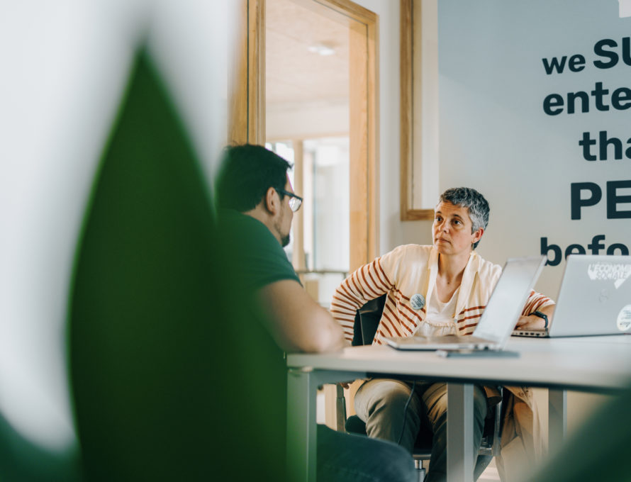 personnes qui travaillent dans l'espace de wo-working